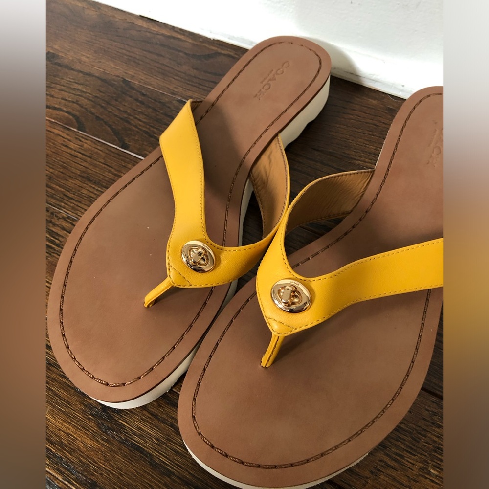 Coach Women’s 8 Shelly Turnlock Leather Flip-Flop Sandals w/Gold Buckle -EUC! - Picture 12 of 15